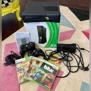 Microsoft XBOX 360 S 4GB Black Console 2 Controllers 3 Games Borderlands Bundle